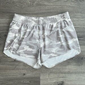 ATHLETA Hustle 3" Shorts Gray Taupe Camo Size Medium Mid-Rise Featherweight